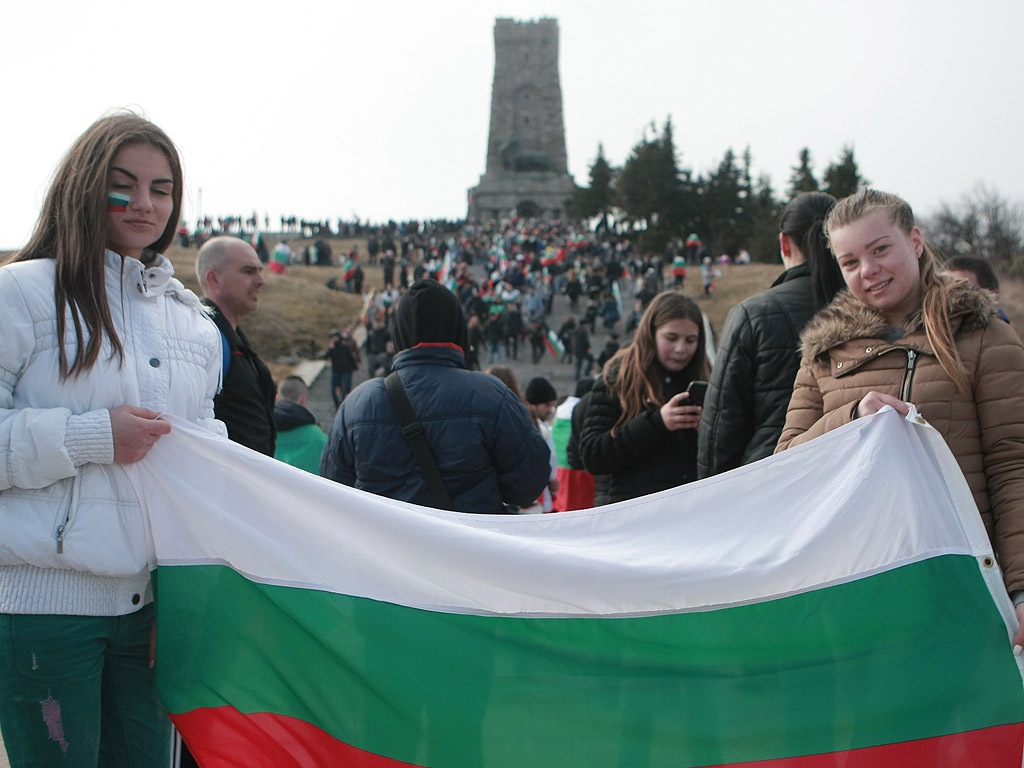 За националния празник 3 март десетки хиляди българи днес се качиха на връх Шипка, за да участват в тържествата по случай 138-мата годишнина от Освобождението на България от турско робство