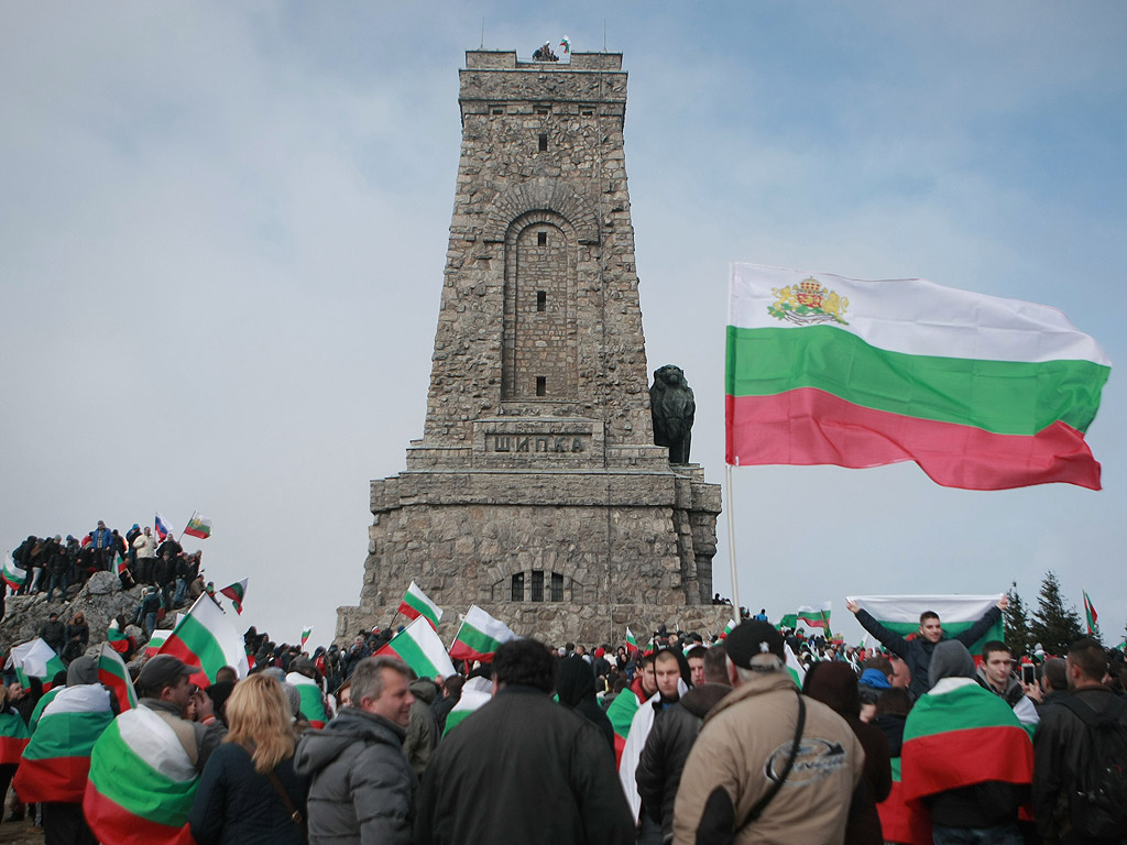 За националния празник 3 март десетки хиляди българи днес се качиха на връх Шипка, за да участват в тържествата по случай 138-мата годишнина от Освобождението на България от турско робство