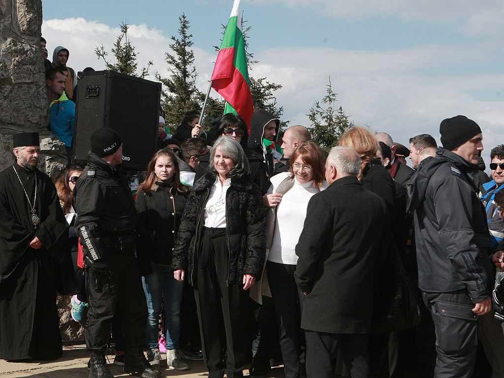 За националния празник 3 март десетки хиляди българи днес се качиха на връх Шипка, за да участват в тържествата по случай 138-мата годишнина от Освобождението на България от турско робство