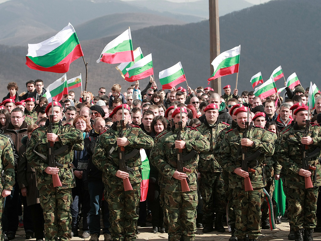 За националния празник 3 март десетки хиляди българи днес се качиха на връх Шипка, за да участват в тържествата по случай 138-мата годишнина от Освобождението на България от турско робство