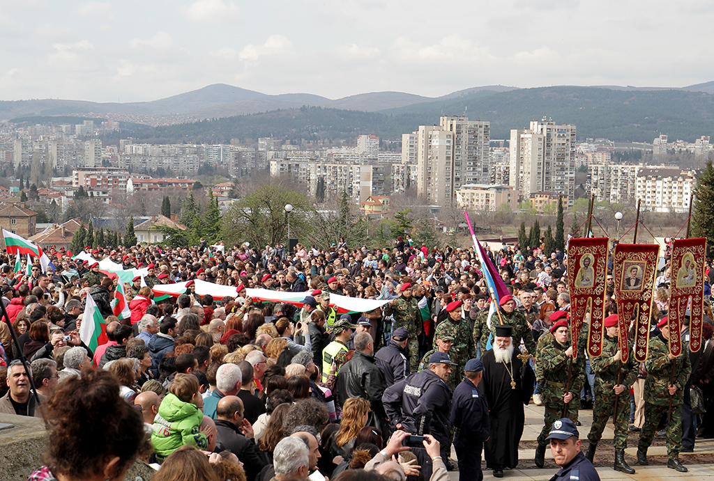 В деня, в който България чества 138 години от освобождението си, хиляди старозагорци съпроводиха националния трибагреник към хълма, на който българските опълченци развяват първото бойно знаме в историята на България. На „старозагорската Шипка“, както в града вече наричат Мемориалния комплекс „Бранителите на Стара Загора“, трикольорът се издигна на един от най-големите паметници в България - монумента „Самарското знаме“