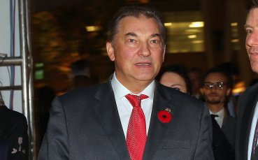Почетоха хокейната легенда Третяк със статуя от шоколад