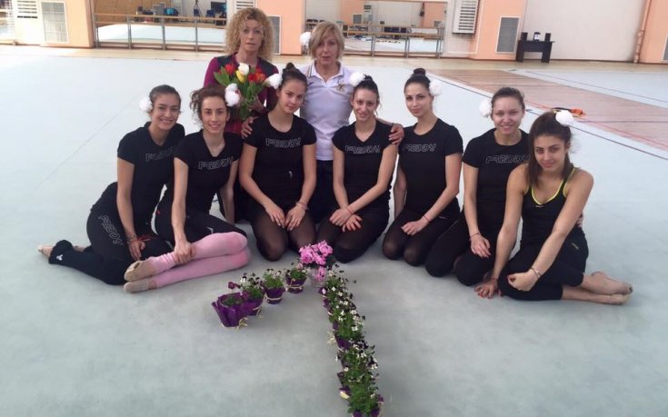 Честитки от ансамбъла към Илиана Раева и обратно