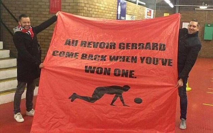 Феновете на Юнайтед с провокация на Анфийлд