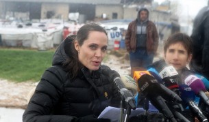 Анджелина Джоли в калта при бежанците (снимки)