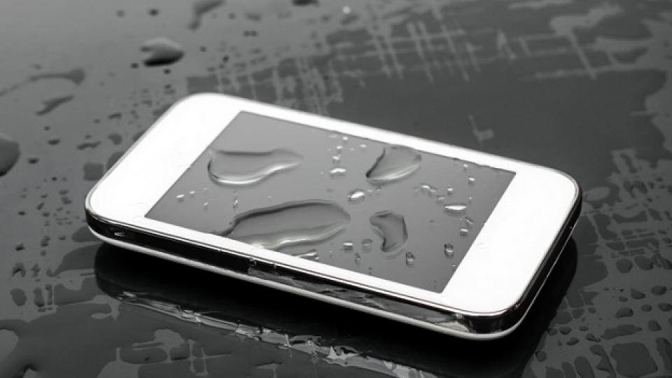 Как да спасите телефона си след „удавяне“