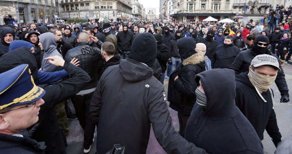 Полиция разгони шествие на фенове в Брюксел1