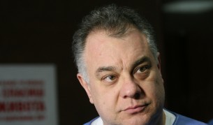 В публикация в социалните мрежи Ненков разказва, че преди около три седмици е преминал лечение, при което е приел ниска доза йод-131