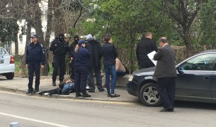 Акция в София, полицаи задържаха свои колеги (видео)