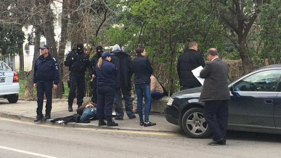 Акция в София, полицаи задържаха свои колеги (видео)