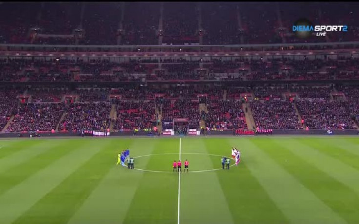 Минута мълчание преди Англия - Холандия