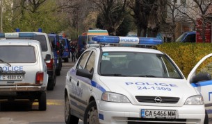 Пиян шофьор с дрога в колата се блъсна в патрулка