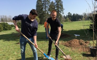 Тити и левскари садиха дръвчета в столичен парк