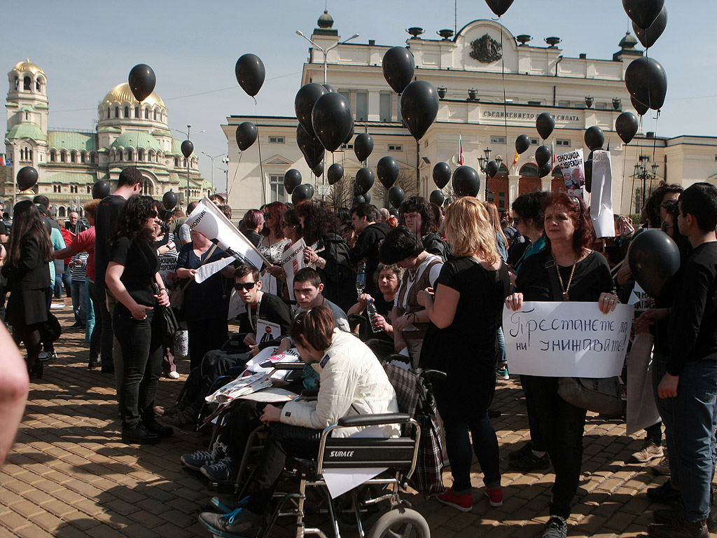 Близо 200 родители на деца с увреждания протестираха пред парламента. Те настояват за адекватна политика на държавата спрямо децата им. Протестиращите  родители събираха пари за нови коли на министрите