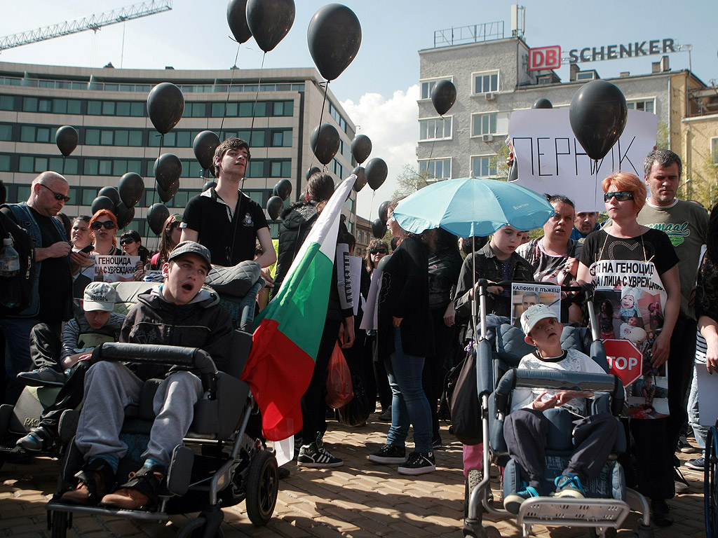 Близо 200 родители на деца с увреждания протестираха пред парламента. Те настояват за адекватна политика на държавата спрямо децата им. Протестиращите  родители събираха пари за нови коли на министрите