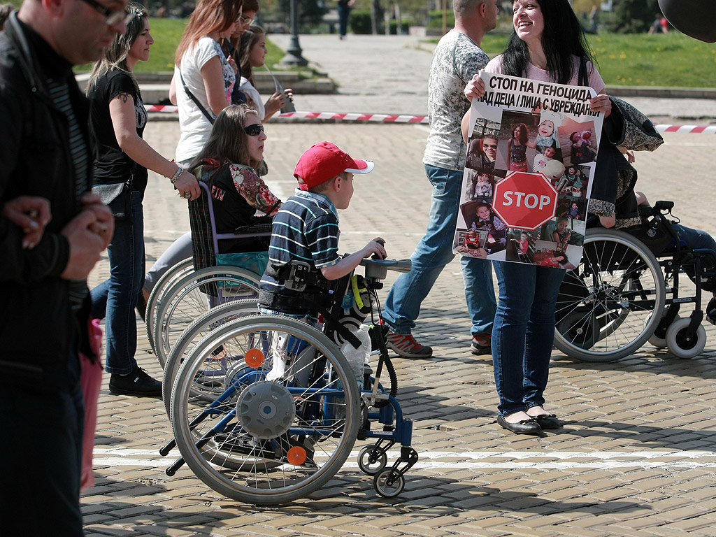 Близо 200 родители на деца с увреждания протестираха пред парламента. Те настояват за адекватна политика на държавата спрямо децата им. Протестиращите  родители събираха пари за нови коли на министрите