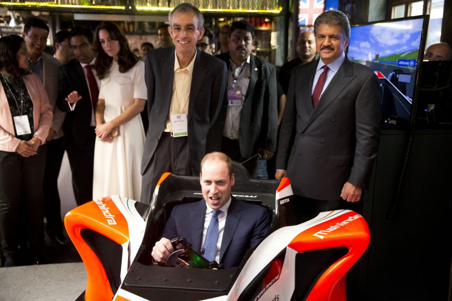Принц Уилям кара състезателна кола в Индия1