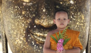 Малък монах в борбата на живота си (видео)