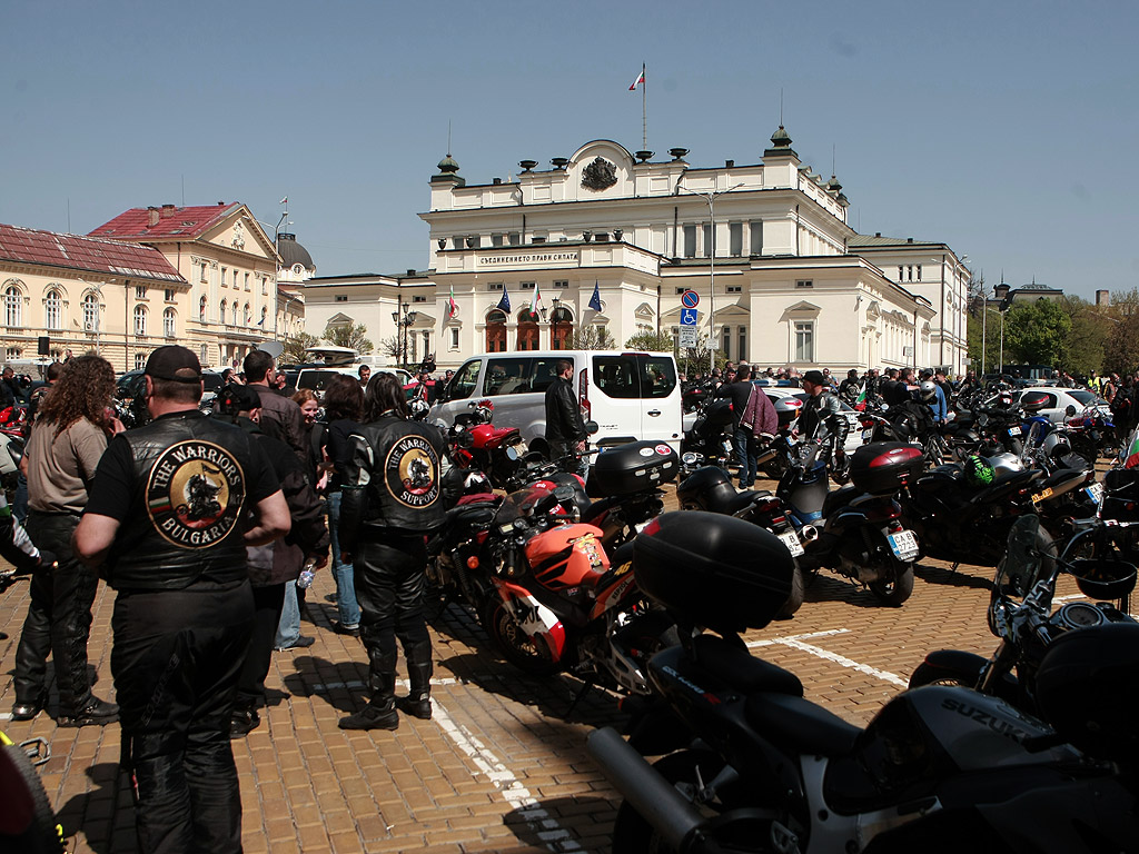 Мотоклубове от цялата страна се събраха на жълтите павета на обяд, за да заявят категоричното си намерение, че ще отстояват правата си. Не искаме втора атомна централа, не искаме тунел под Черно море, не искаме четвърти мост над Дунав - ние искаме нещо разумно и изпълнимо. А именно - да сключваме задължителна гражданска отговорност за определен срок - срочна