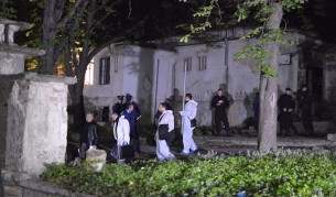 Александра е била удушена, поне двама са убийците й