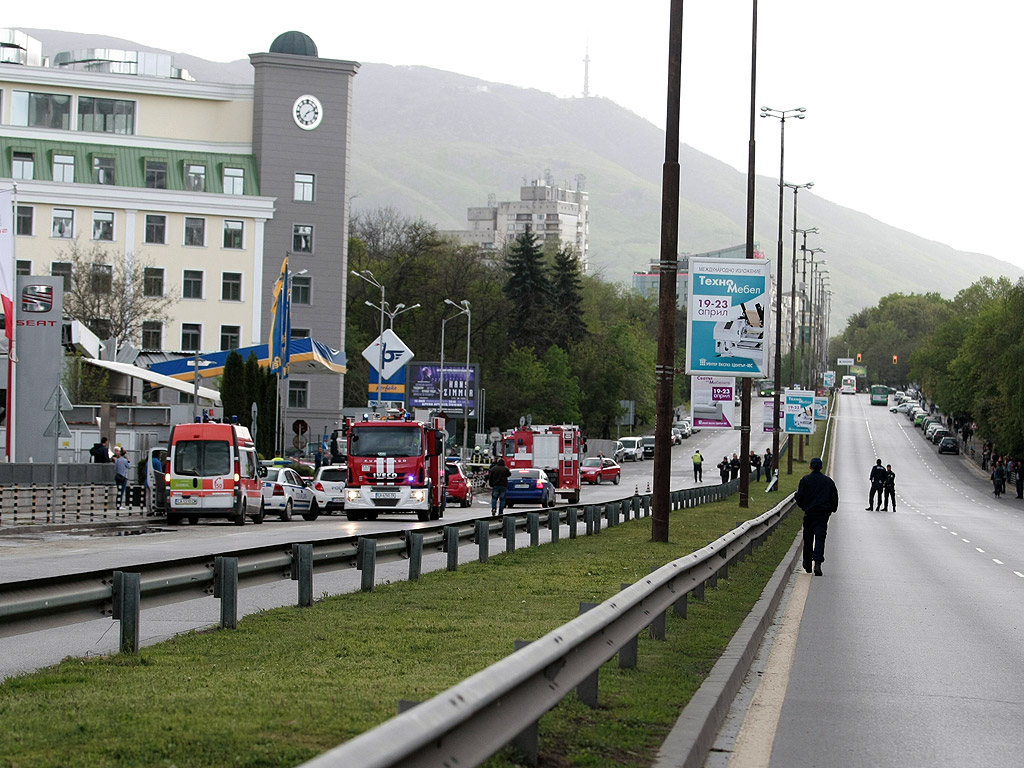 Строителен кран падна върху бензиностанция на булевард „Никола Вапцаров” в София