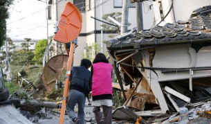 Десетки затрупани живи в Япония, опасност от потоп