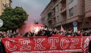 Фенове на ЦСКА по време на шествие