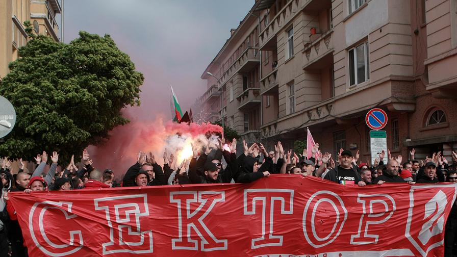 Фенове на ЦСКА по време на шествие