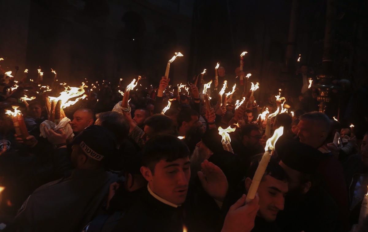 Огънят, наричан още Свещен или Небесен, е едно от чудесата, които всяка година стават на Велика събота. Огънят пламва от само себе си в храм "Възкресение Христово", построен върху Божи гроб в Йерусалим. На Велика събота вече над 2 хил. години хиляди вярващи от цял свят пристигат в Йерусалим, за да станат свидетели на чудото.