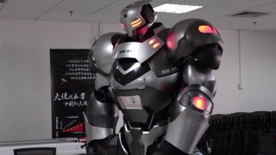 Робот-хуманоид в реални размери пее и прегръща