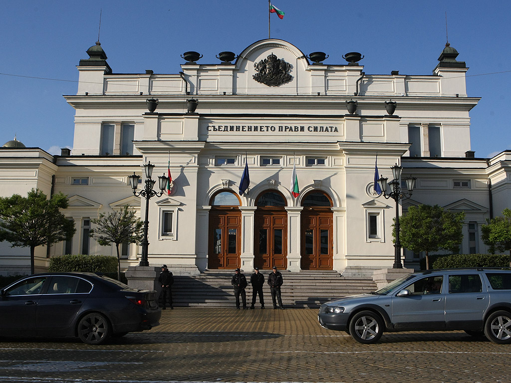 Стотици недоволни от промените в Изборния кодекс граждани се събраха на протест пред Народното събрание