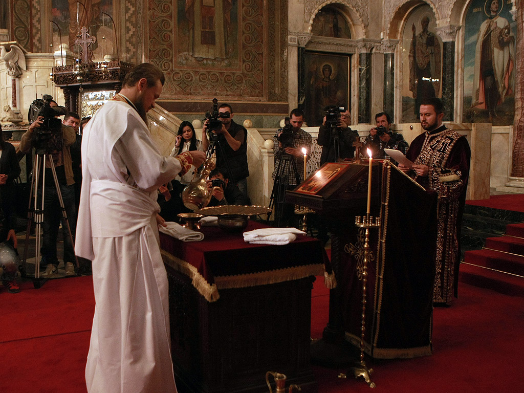 На Велики четвъртък в Храм-паметник „Св. Александър Невски”, гр. София, с благословението на патриарх Неофит, архимандрит Дионисий уми нозете на 12 деца от Първо помощно училище в София - 12, колкото е и броят на апостолите.