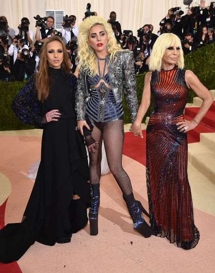Лейди Гага в компанията на Стела Маккартни и Донатела Версаче