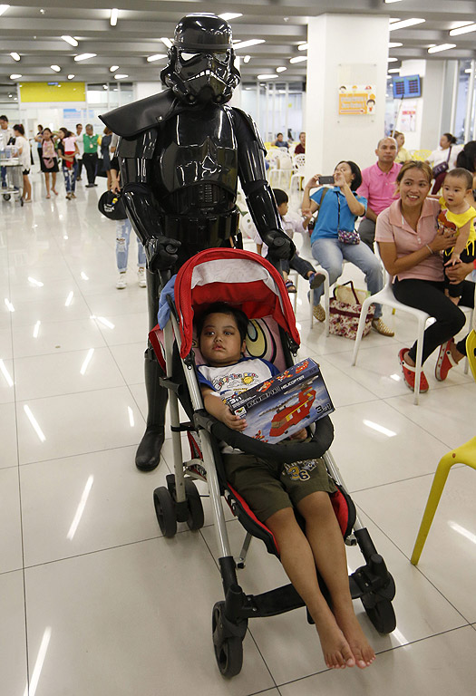 Осем членове на Тайланд Гарисън 501-ви легион, фен клуб на Star Wars в Тайланд, облечени в костюми, като Кило Рен, имперски щурмоваци, принцеса Лея, Анакин Скайуокър, раздадоха играчки на деца в болница в Банкок, Тайланд. Това е част от благотворителен проект за отбелязване на ежегодния Ден на Междузвездни войни - 4 май
