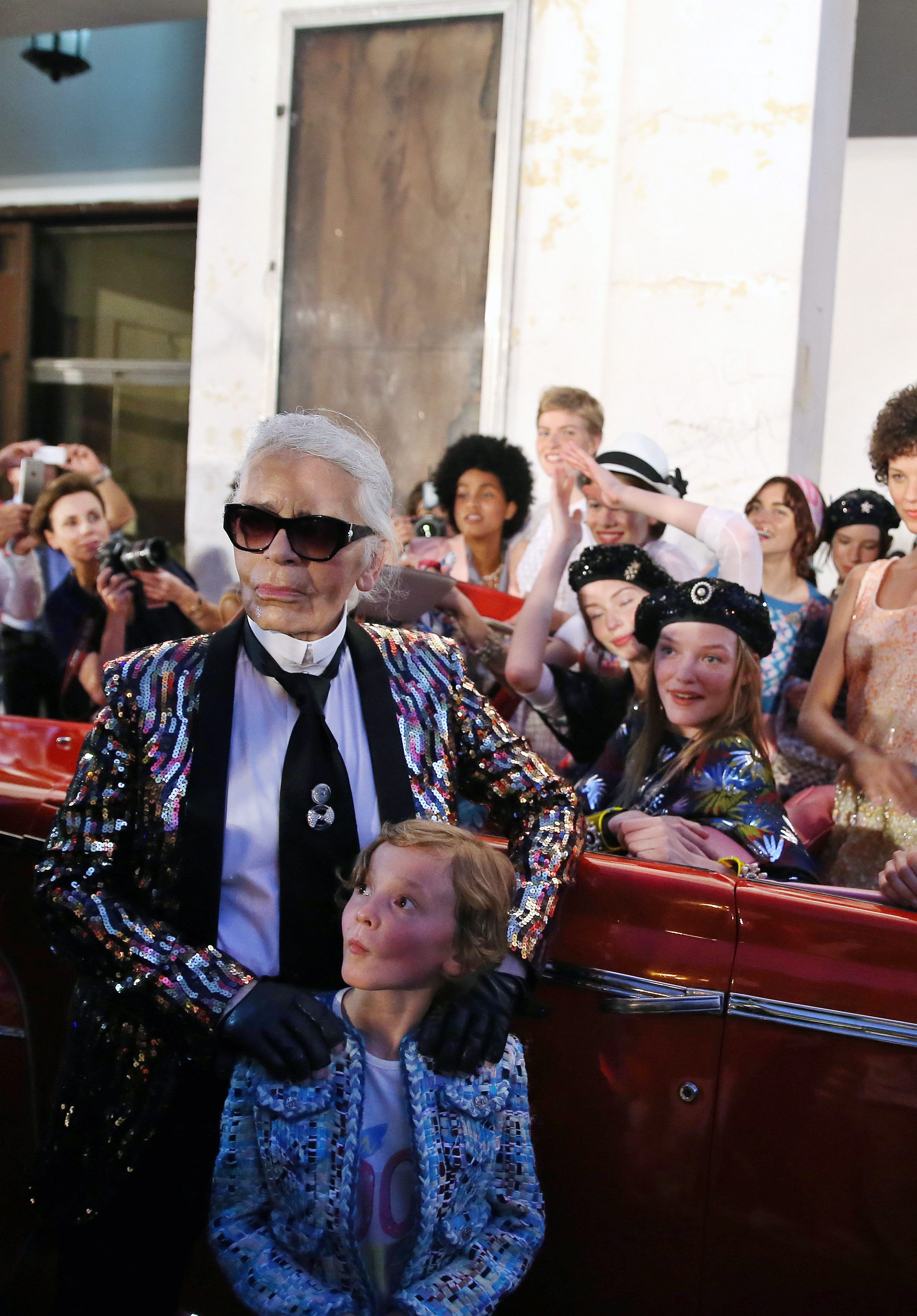 Френската модна къща представи своята последна колекция на историческо модно ревю в Хавана. Редица знаменитости пътуваха до Хавана, за да присъстват лично на шоуто. Сред гостите се откроиха Вин Дизел, британската актриса Тилда Суинтън, както и Жизел Бюндхен.