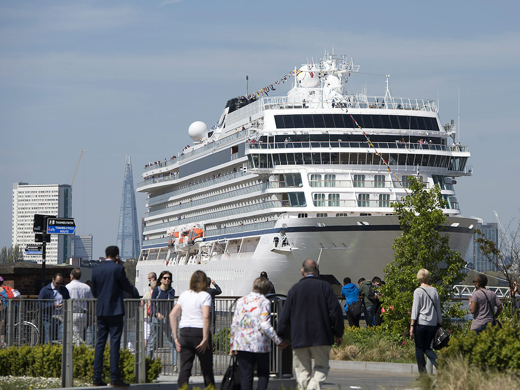 Круизният кораб "Viking Sea" влиза в Лондон, Великобритания. Корабът ще бъде кръстен във водите на Темза на официална церемония с 930 гости