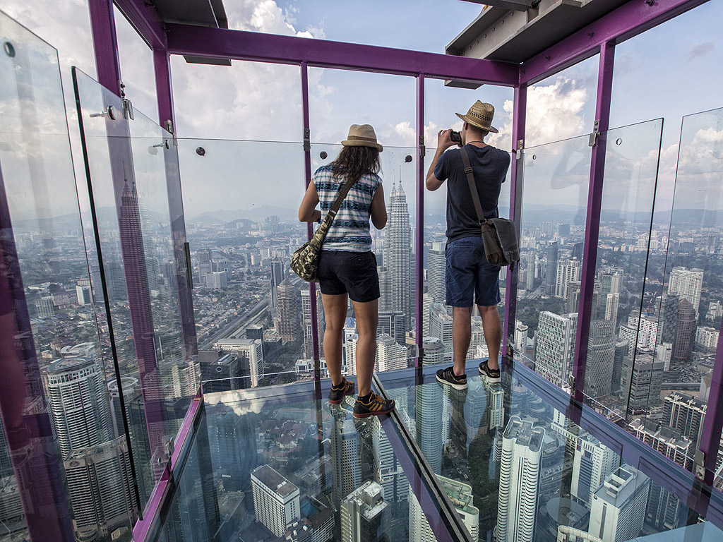 Журналисти в SkyBox в Кулите Петронас Куала Лумпур, Малайзия. 421 метра над нивото на земята, ще бъде най-новата атракция за туристите в Кулите Петронас