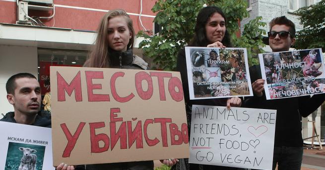 Момиче увито във фолио с цена на килограм фалшива кръв