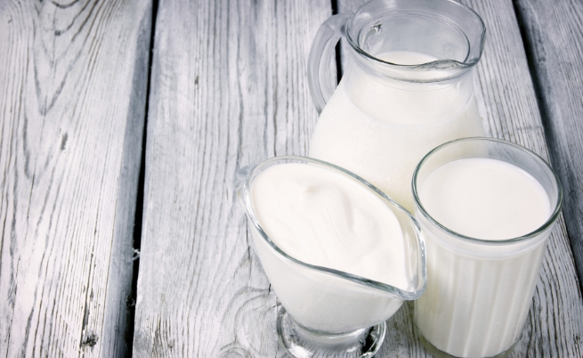 <p>Пастьоризирано мляко - Процесът на пастьоризация дава на млякото по-дълъг срок на годност, но цената за това е доста висока. Този процес премахва ценни ензими и витамини. В същото време в процеса на пастьоризация към млякото се добавят хормони и антибиотици. Пастьоризацията убива и полезните бактерии, които се срещат в суровото мляко, като лактобацилус ацидофилус. Унищожава над 20% от йода, съдържащ се в млякото, предизвиква запек и отнема на млякото неговите най-важни хранителни качества.</p>