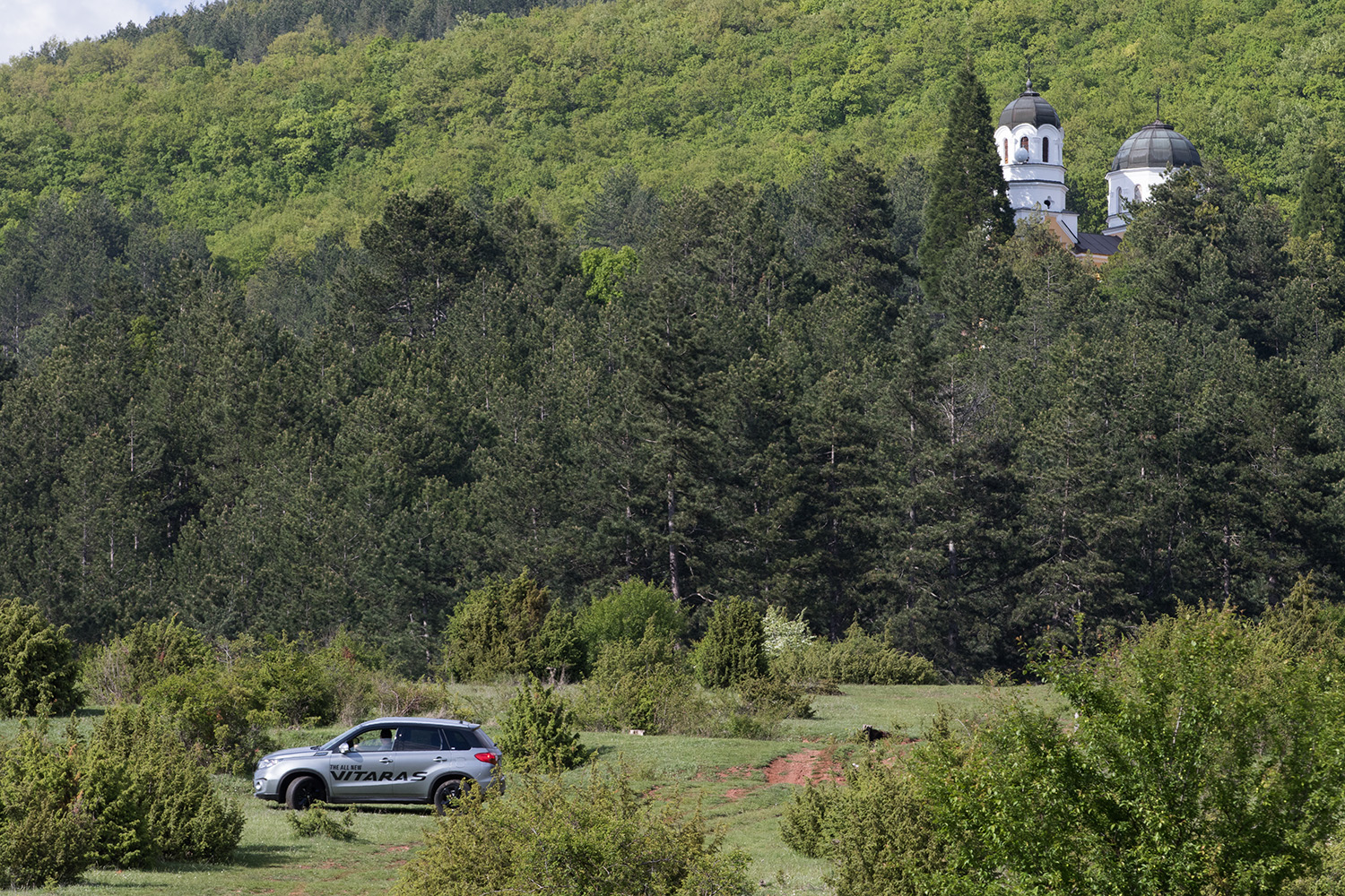 Компактният SUV, световен модел за компанията, продължи да разпръсква добрата си магия, като отново върна Suzuki в чартовете. Формулата на успеха му се крие в лесно на пръв поглед уравнение: това е автомобил, който държи нещата прости, точно по средата, без да изпъква ярко в дадена област, но предлагащ абсолютно всичко, за да е сред лидерите на пазара.