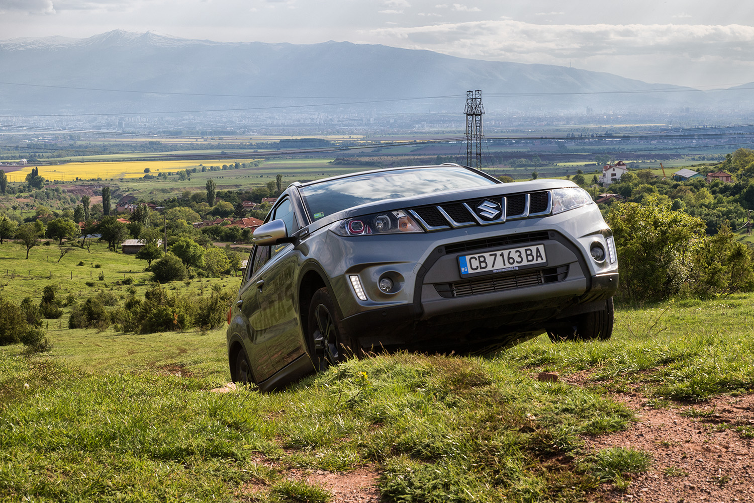 Компактният SUV, световен модел за компанията, продължи да разпръсква добрата си магия, като отново върна Suzuki в чартовете. Формулата на успеха му се крие в лесно на пръв поглед уравнение: това е автомобил, който държи нещата прости, точно по средата, без да изпъква ярко в дадена област, но предлагащ абсолютно всичко, за да е сред лидерите на пазара.