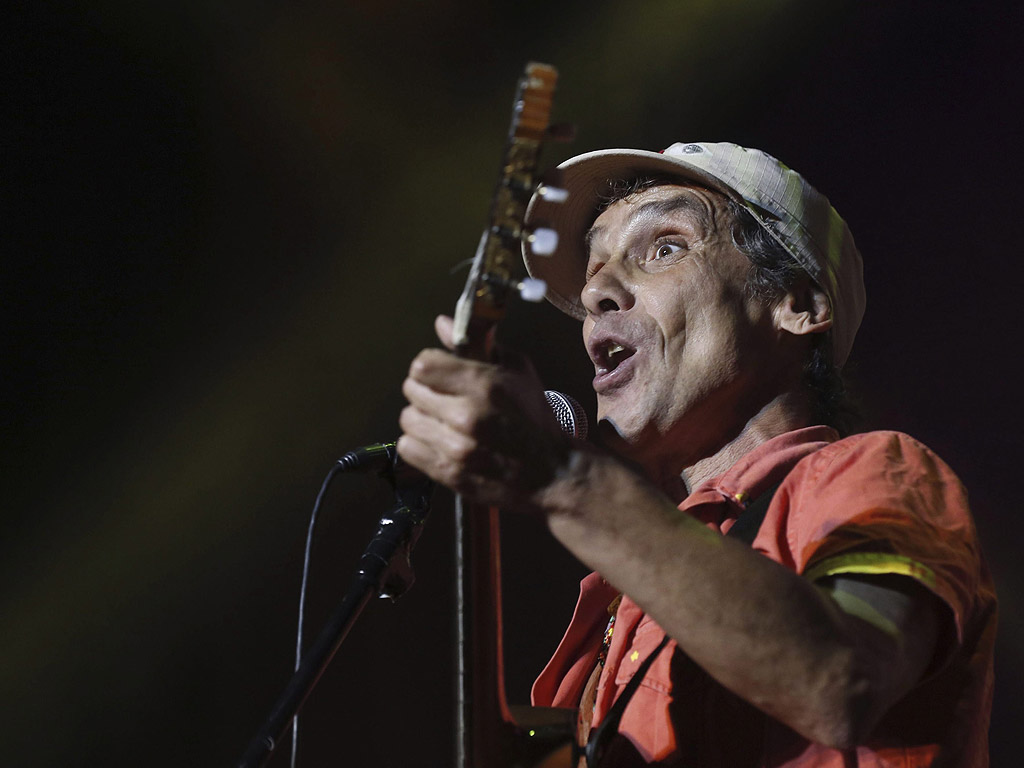Френският певец и автор на песни Manu Chao на сцената на централния площад в Мадрид, Испания