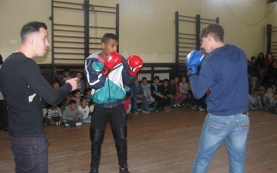 Детелин Далаклиев показва как се тренира бокс в училище