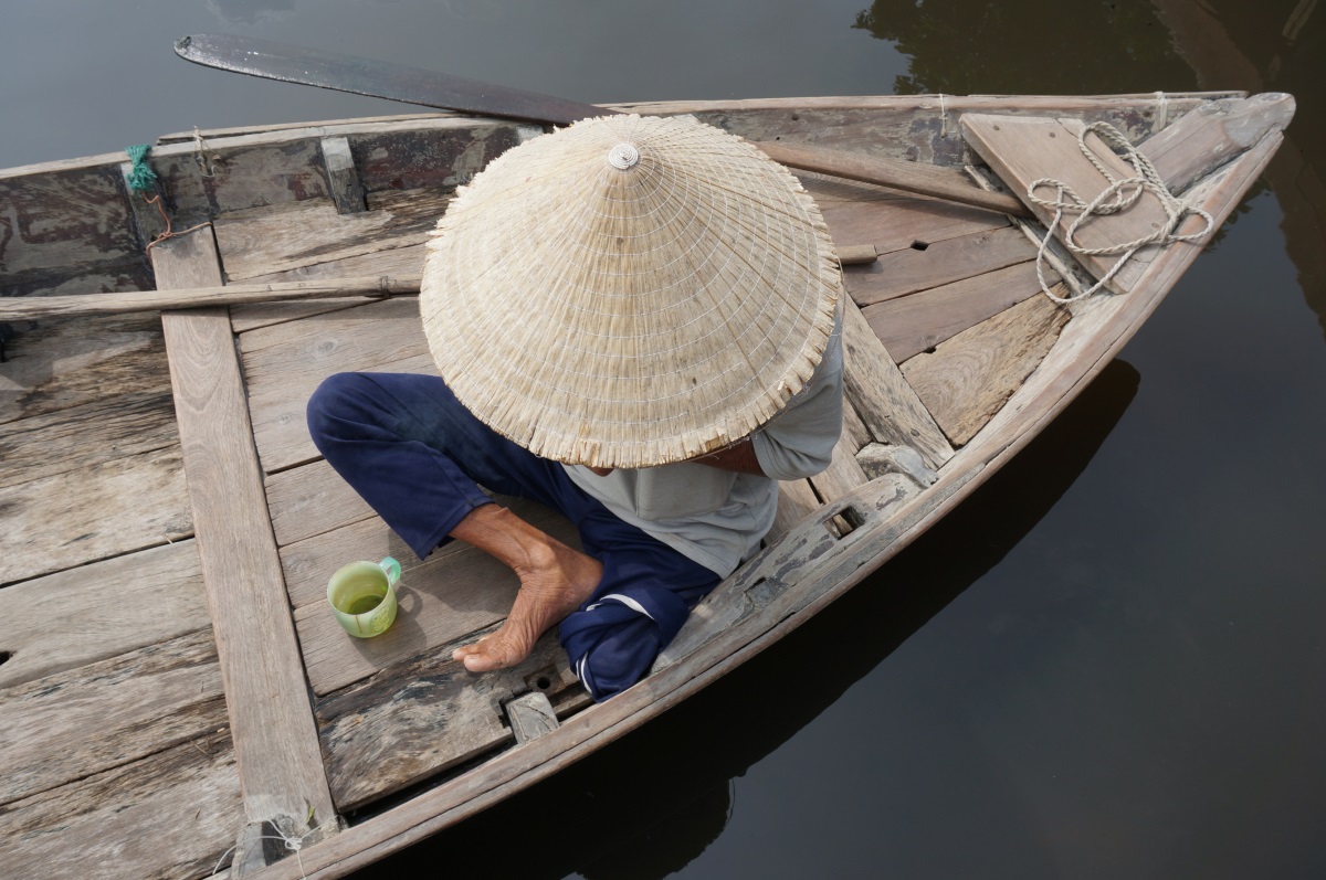 Конусовидна шапка, Виетнам. Шапката е популярна в цяла Азия, но във Виетнам, където е известна като "Нон Ла", тя е на особена почит. По ръба ѝ понякога се изписват стихове, които се виждат само когато се вдигне под светлината.