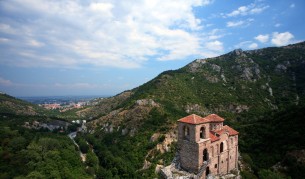 След падане в пропаст момиче се бори за живота