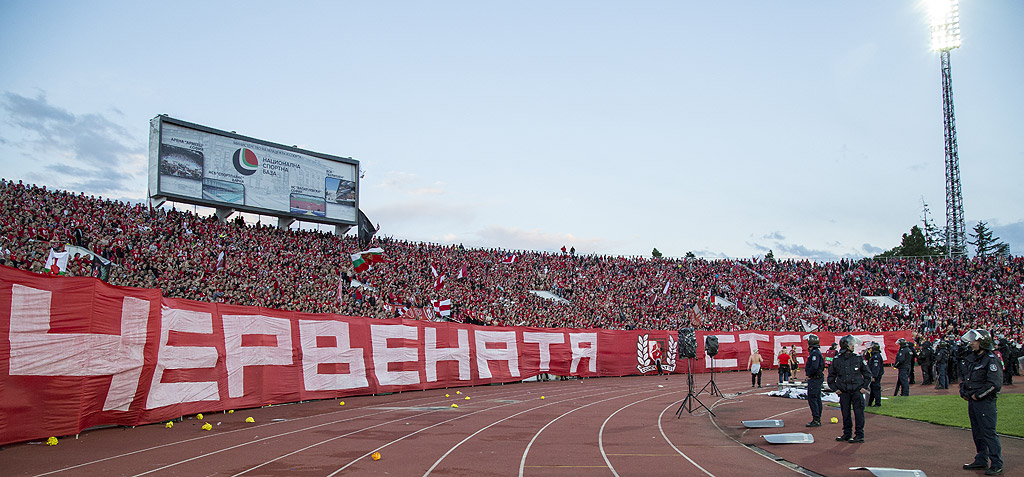 Заслужена луда радост в червено