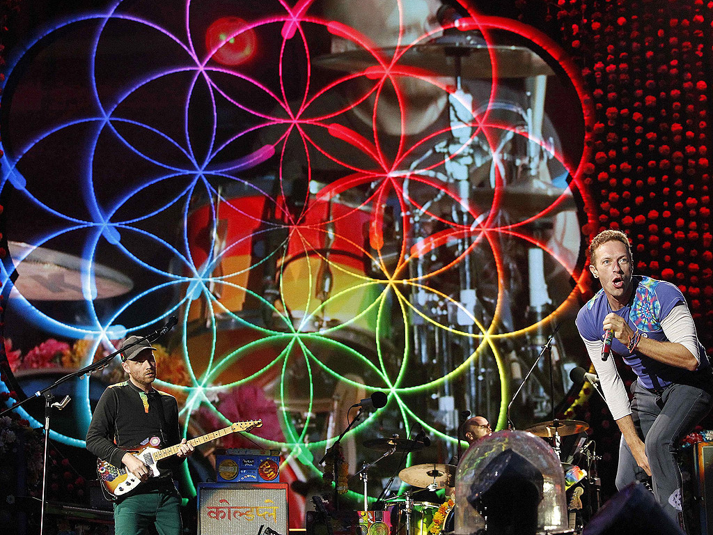 Крис Мартин фронтмен на британската група Coldplay, на сцената на Олимпийския стадион Монтжуик в Барселона, Испания, по време на концерт представящ най-новият си албум "A Head Full Of Dreams"