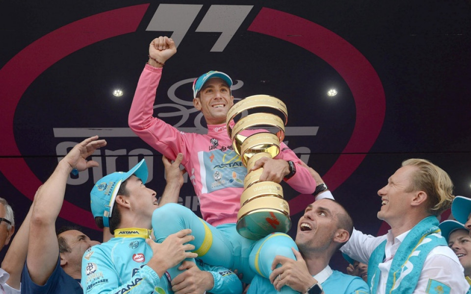 Винченцо Нибали триумфира на Джирото
