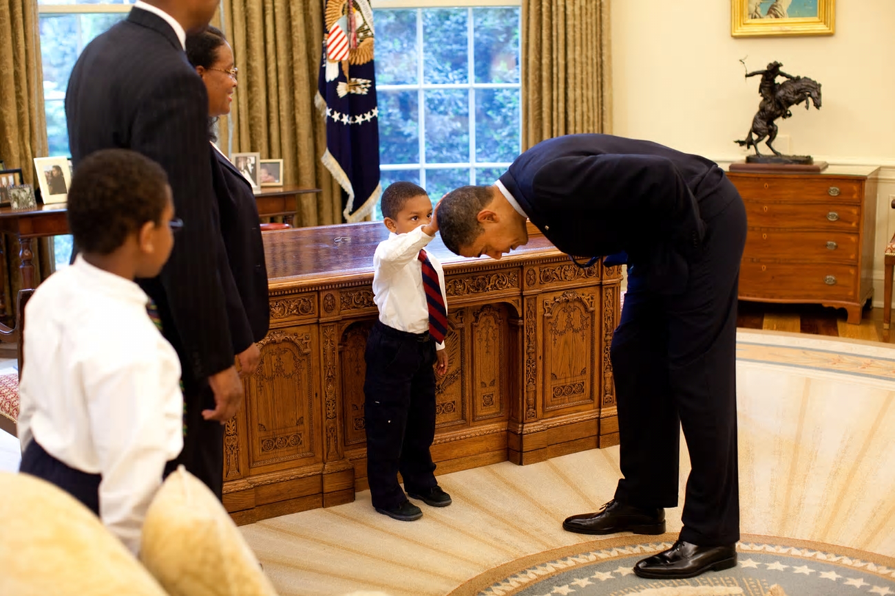 Официалният фотограф на президента на САЩ - Барак Обама, Пит Соуза публикува поредица от снимки, за които твърди, че това е истинското лице на държавния глава на Щатите. "Това са само част от ярките моменти, често и смешните мигове, които никога няма да бъдат забравени", казва Соуза.