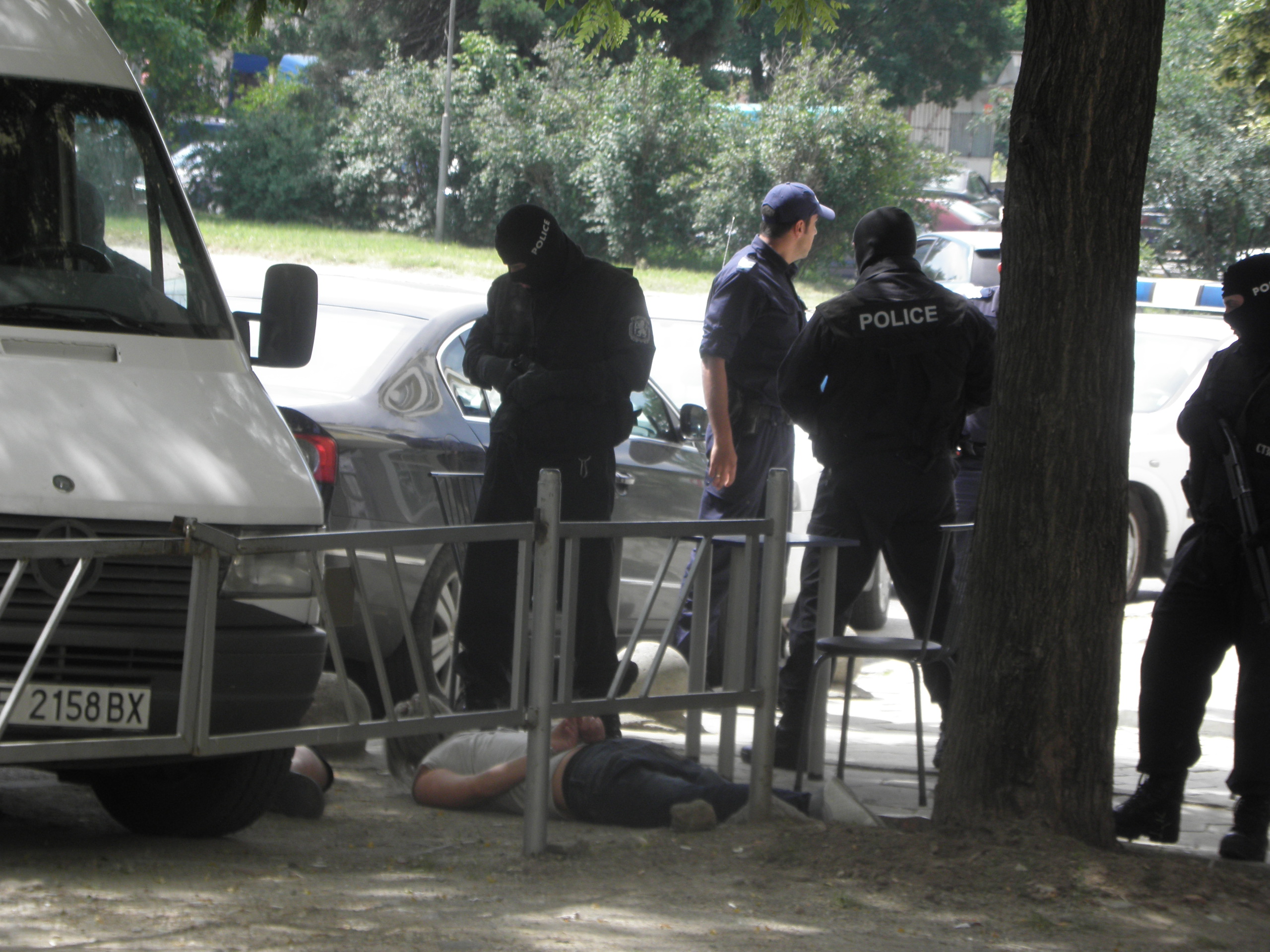 Униформени с качулки и въоръжени с автомати изскочиха от бус и извършиха ареста на ул. „Марица” днес. Двамата задържани полицаи бяха проснати на земята и оковани с белезници.